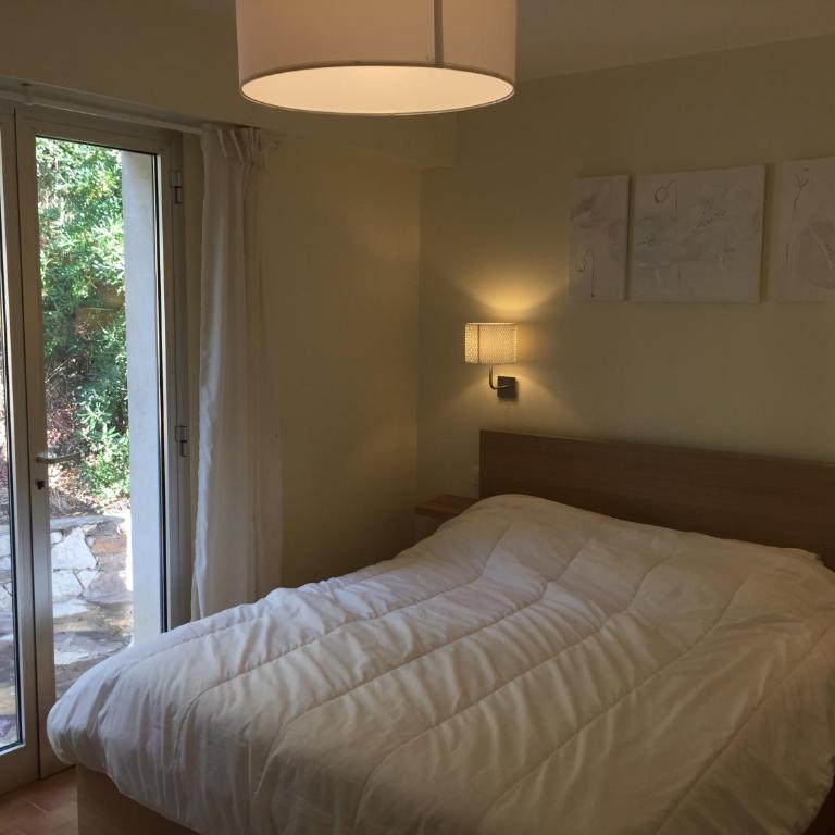 new! Villa privée avec piscine individuelle et vue mer panoramique, au calme, proche plages et Saint-Tropez - Maison 3 Chambres - 25