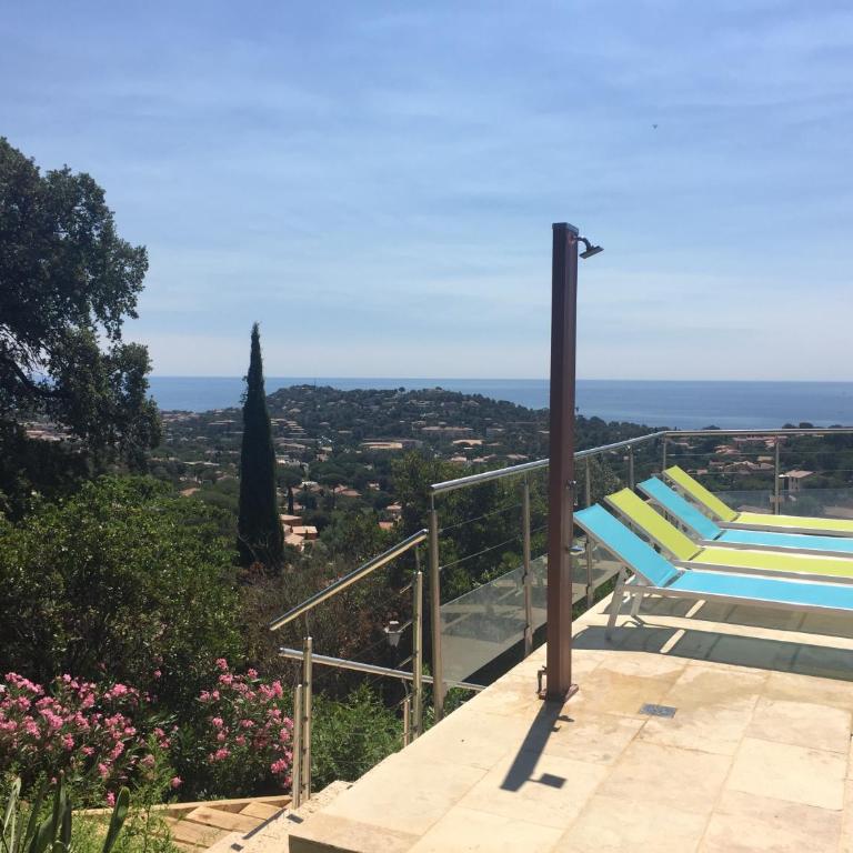 new! Villa privée avec piscine individuelle et vue mer panoramique, au calme, proche plages et Saint-Tropez - Maison 3 Chambres - 10