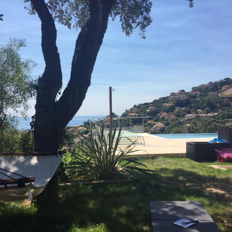 new! Villa privée avec piscine individuelle et vue mer panoramique, au calme, proche plages et Saint-Tropez - Maison 3 Chambres - 12