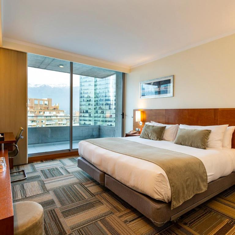 Best Western Premier Marina Las Condes - Habitación con cama extragrande y balcón - 1