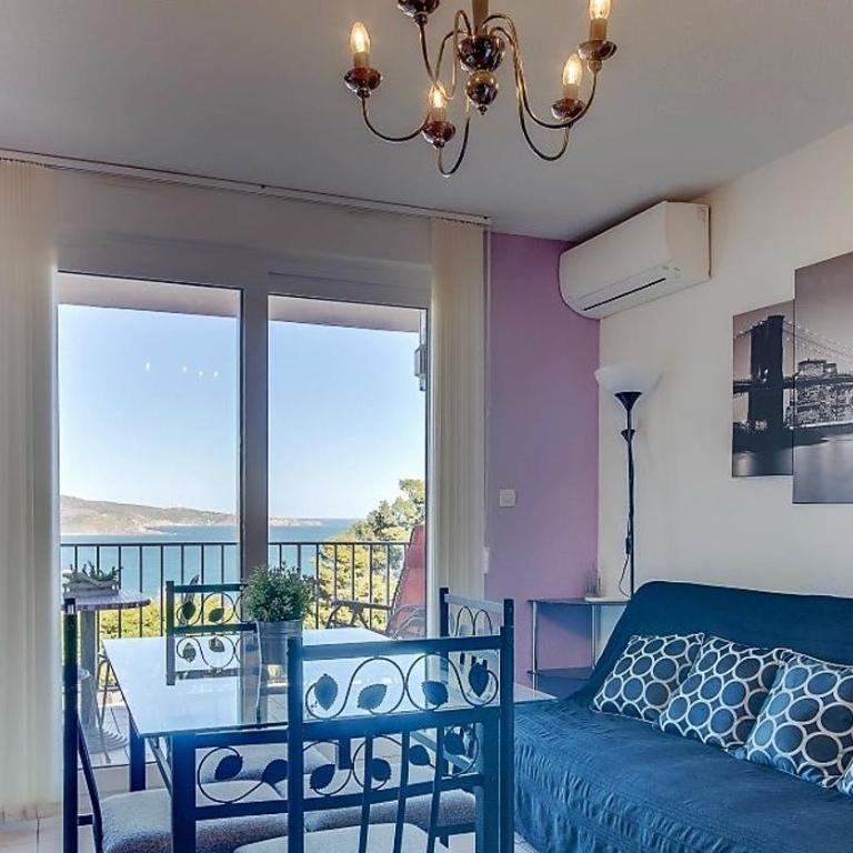 T 2 tout confort avec terrasse vue mer et montagne. - One-Bedroom Apartment - 1