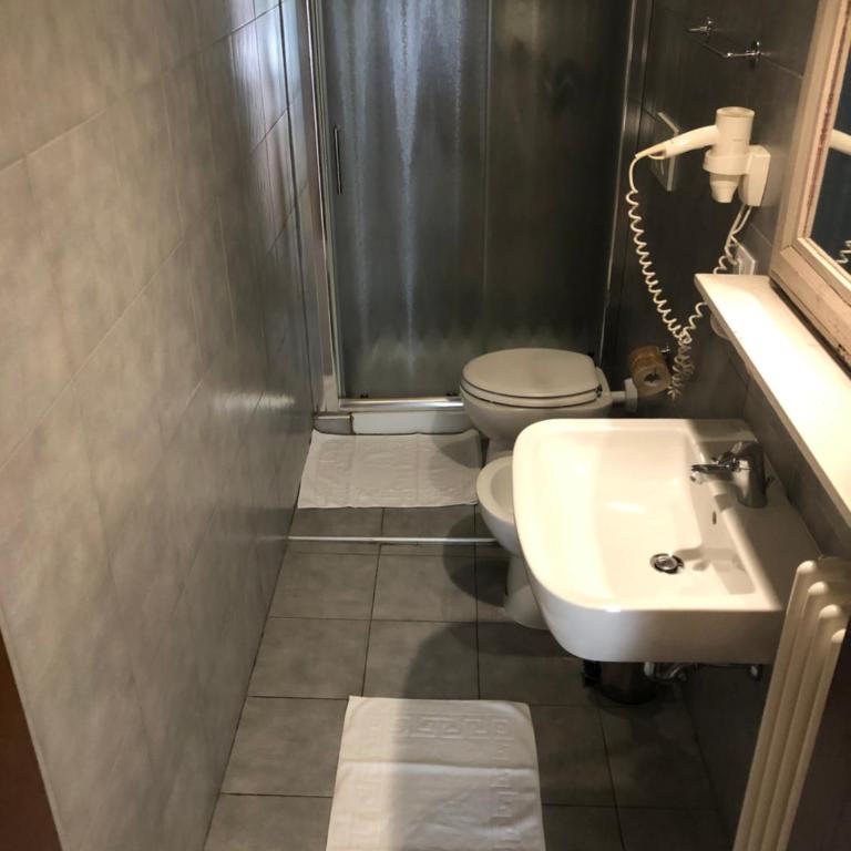 Ai Leoni - Camera Matrimoniale con Bagno Privato - 9