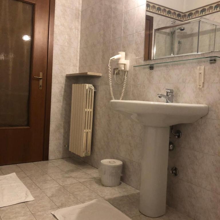 Ai Leoni - Camera Matrimoniale con Bagno in Comune - 2