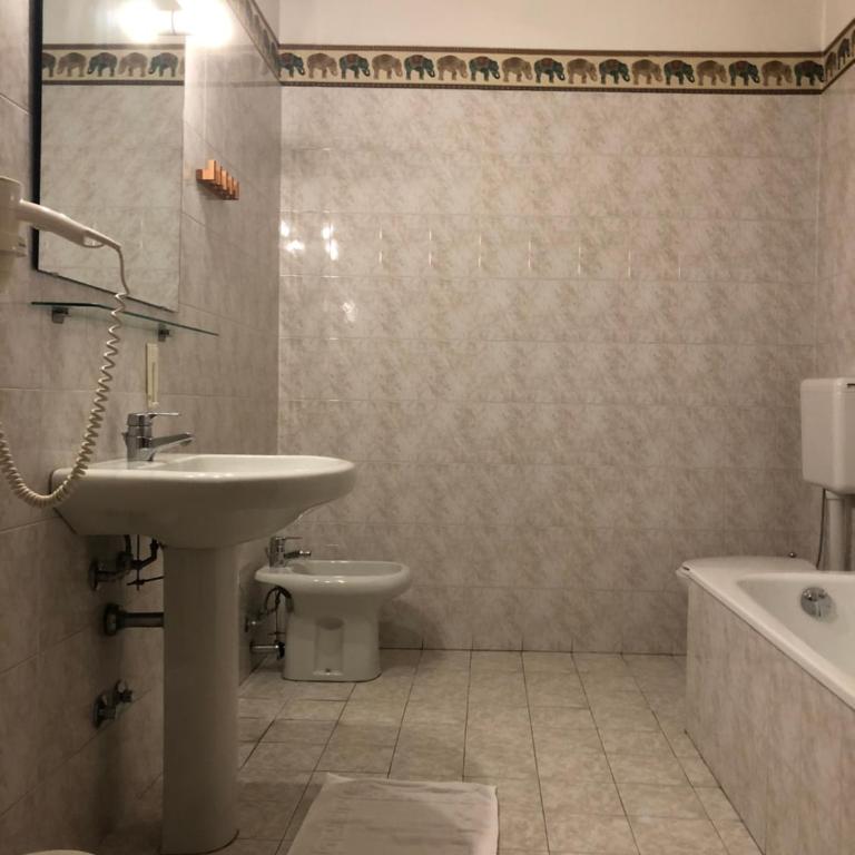 Ai Leoni - Camera Matrimoniale con Bagno in Comune - 5