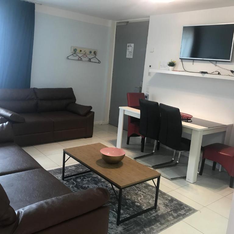 Baynunah Suites Aparthotel - Three-Bedroom Apartment - 21