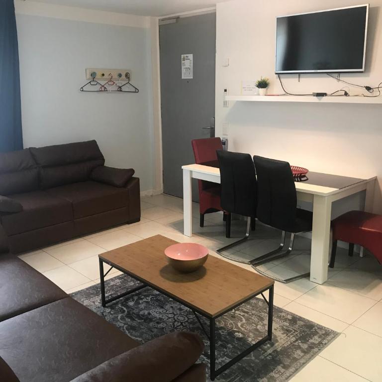Baynunah Suites Aparthotel - Three-Bedroom Apartment - 15