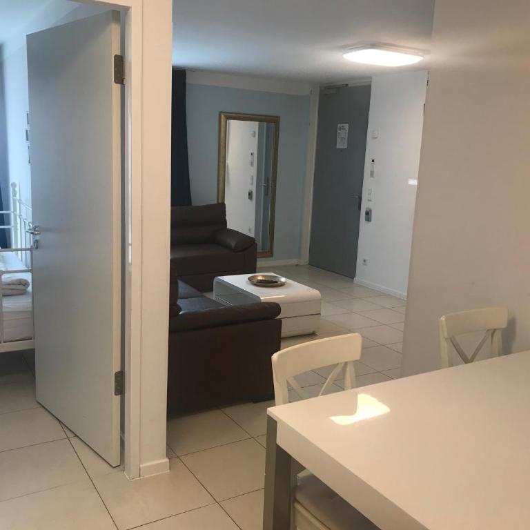 Baynunah Suites Aparthotel - Three-Bedroom Apartment - 12