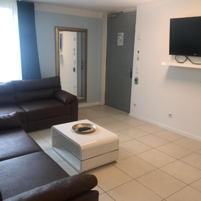 Baynunah Suites Aparthotel - Three-Bedroom Apartment - 11