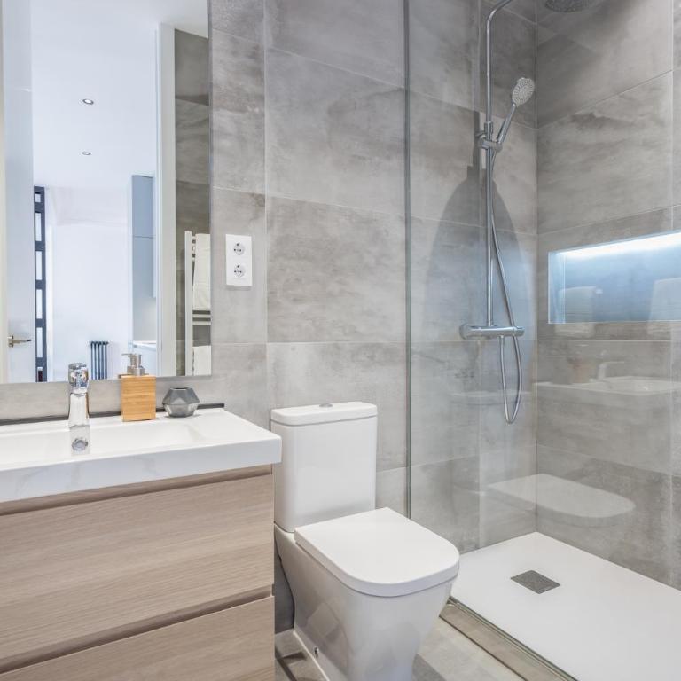 Luxury Silver Apartment just steps from Gran Vía by Batuecas - Apartment - 17