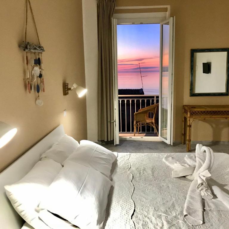 Brezza Marina - King Room with Sea View - 1