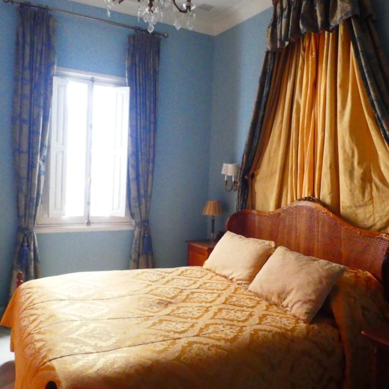 Palacio del Virrey Laserna - Habitación con cama extragrande. - 3
