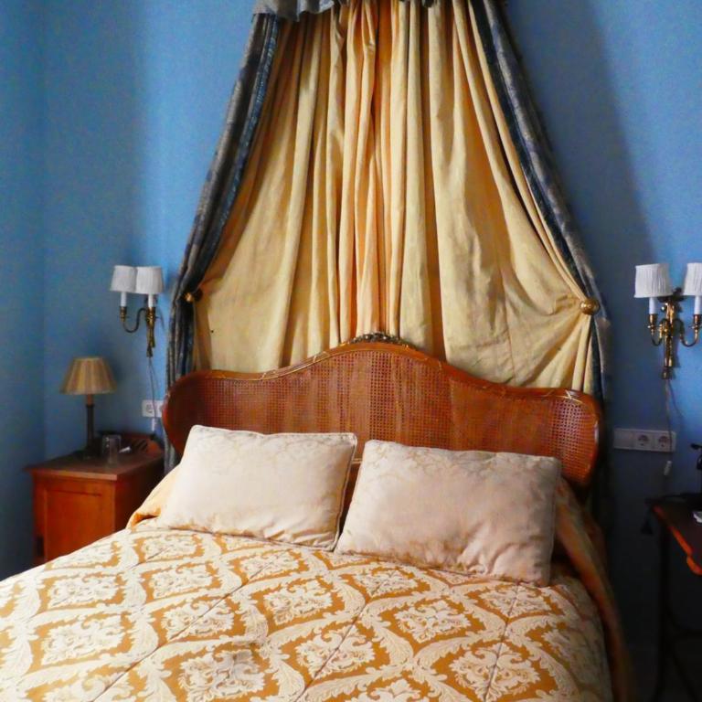 Palacio del Virrey Laserna - Habitación con cama extragrande. - 1
