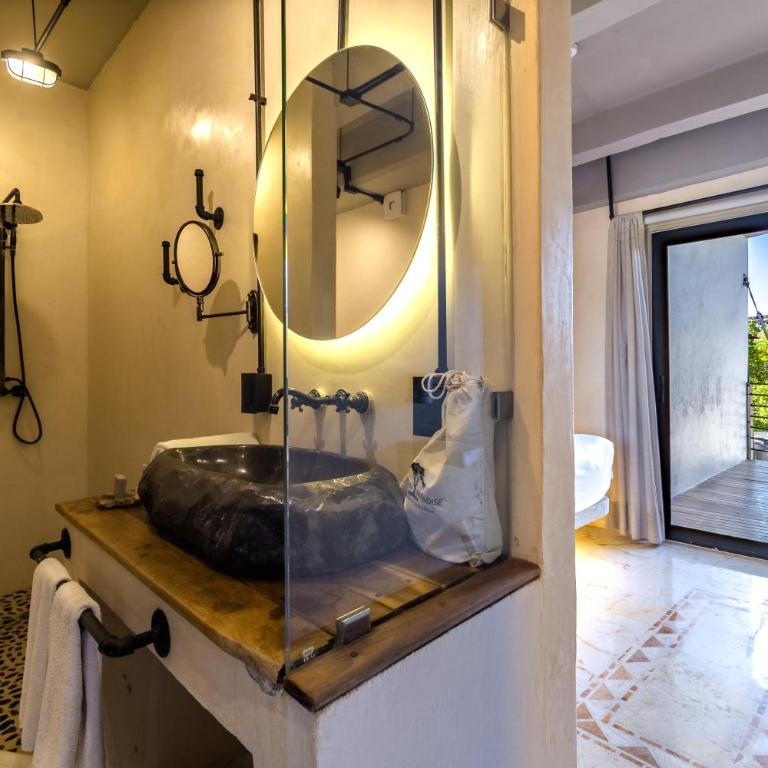Caribbean Paradise Hotel & Spa - 5th Avenue - Deluxe Queen Room with Balcony - 3