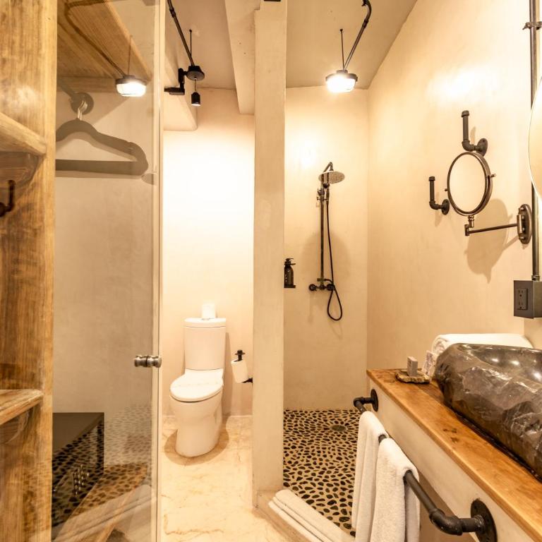 Caribbean Paradise Hotel & Spa - 5th Avenue - Deluxe Queen Room with Balcony - 4