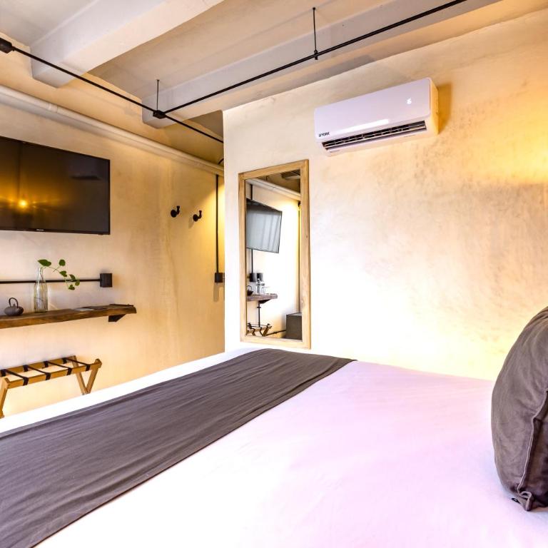 Caribbean Paradise Hotel & Spa - 5th Avenue - Deluxe Queen Room with Balcony - 5