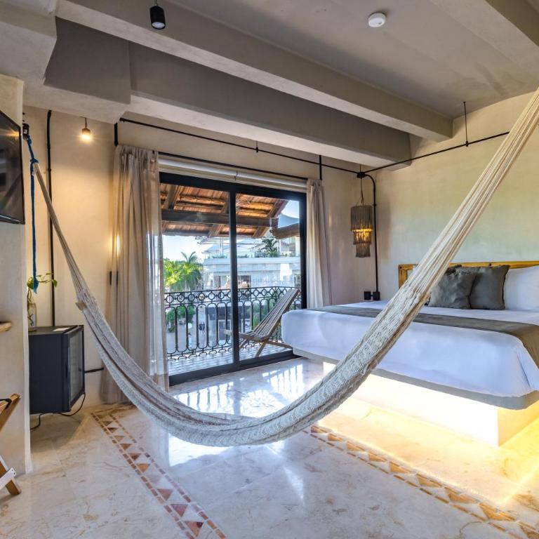 Caribbean Paradise Hotel & Spa - 5th Avenue - Master Suite with Jacuzzi, Balcony and City Views - 3