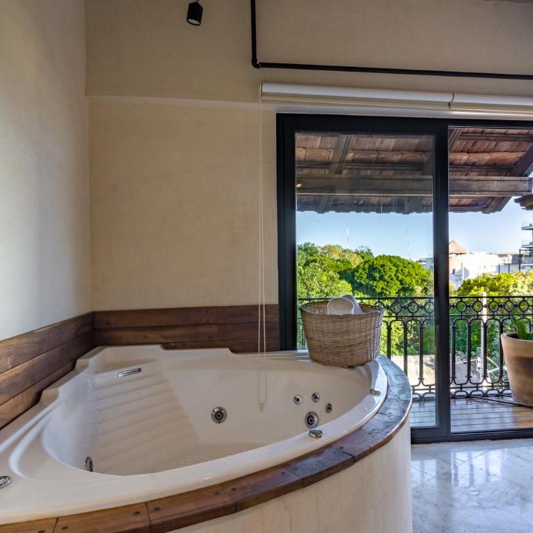 Caribbean Paradise Hotel & Spa - 5th Avenue - Master Suite with Jacuzzi, Balcony and City Views - 7