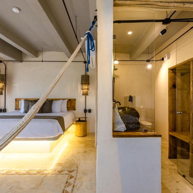 Caribbean Paradise Hotel & Spa - 5th Avenue - Master Suite with Jacuzzi, Balcony and City Views - 8