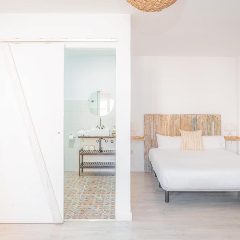 Dulces Dreams Boutique Hotel - Quadruple Room with Bathroom - 3