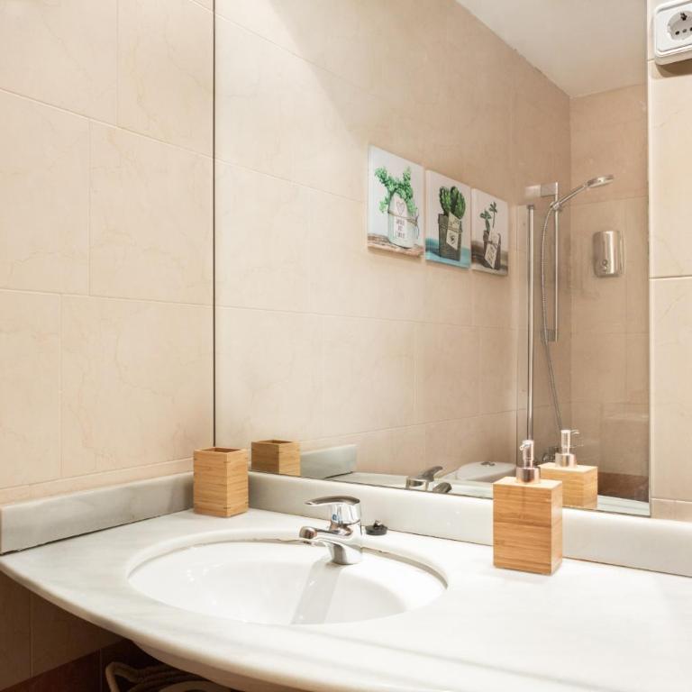 El Alma de las Ramblas - Superior Studio with Balcony - 8
