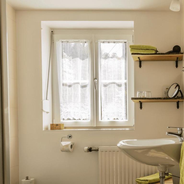 Weingut & Buschenschank Pölzl - Doppelzimmer mit Balkon - 7