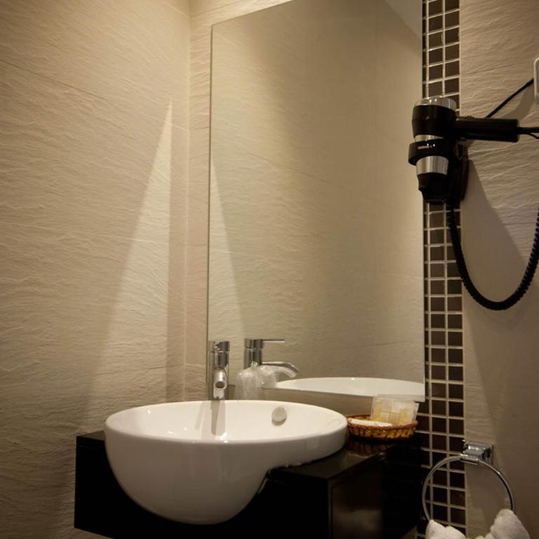 Hostal Bcn 46 - Double or Twin Room with Shared Bathroom - 2