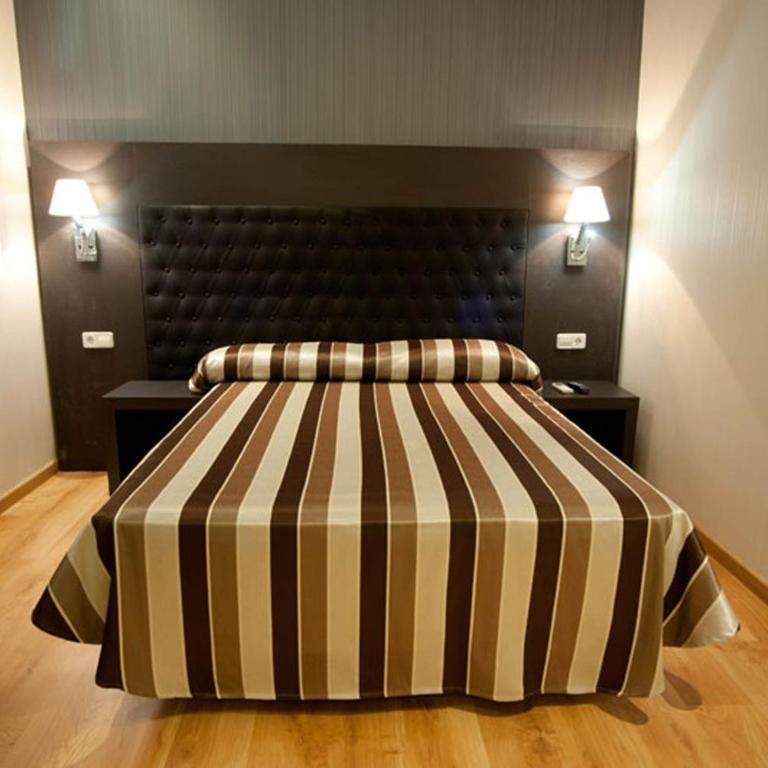 Hostal Bcn 46 - Double Room with Shared Bathroom and Extra Bed - 2