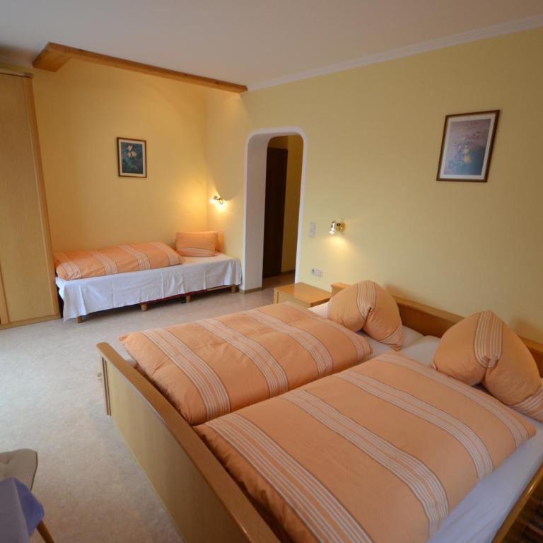 Pension Theresia - Doppelzimmer mit Balkon - 2