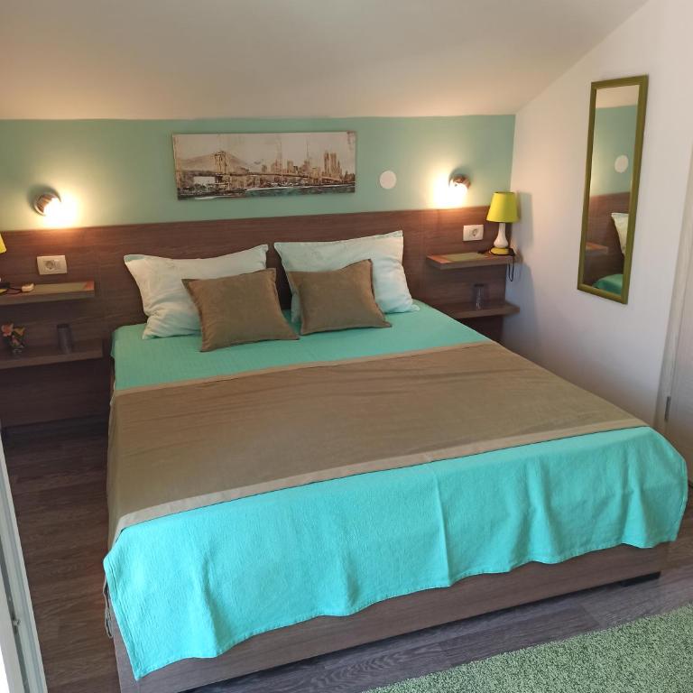 Apartment The Sea Coast - Double Room with Terrace - 8