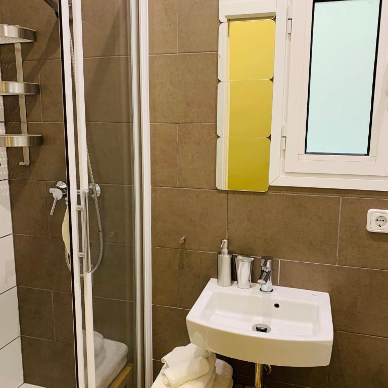 Super Balmes Guest House - Twin Room with Private External Bathroom - 6