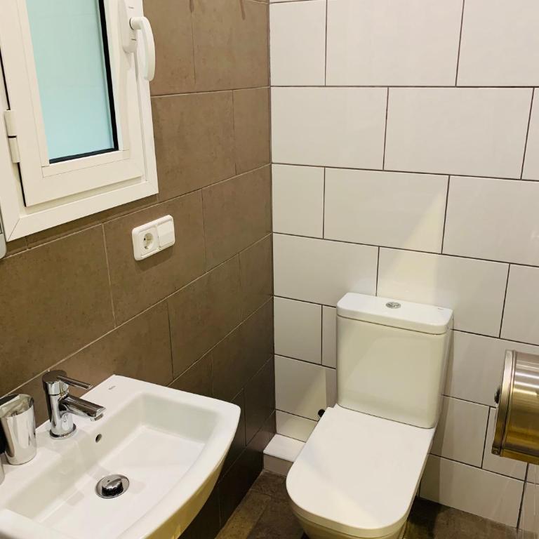 Super Balmes Guest House - Twin Room with Private External Bathroom - 4