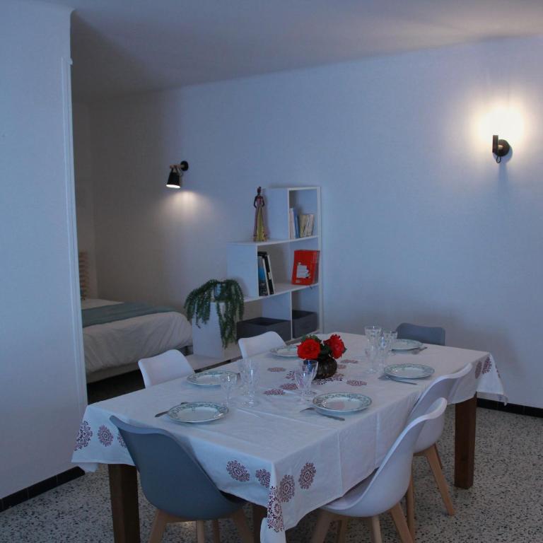BEL APPARTEMENT SPACIEUX CENTRE VILLE UZES T3 - Appartement - 6