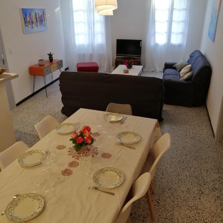 BEL APPARTEMENT SPACIEUX CENTRE VILLE UZES T3 - Appartement - 7