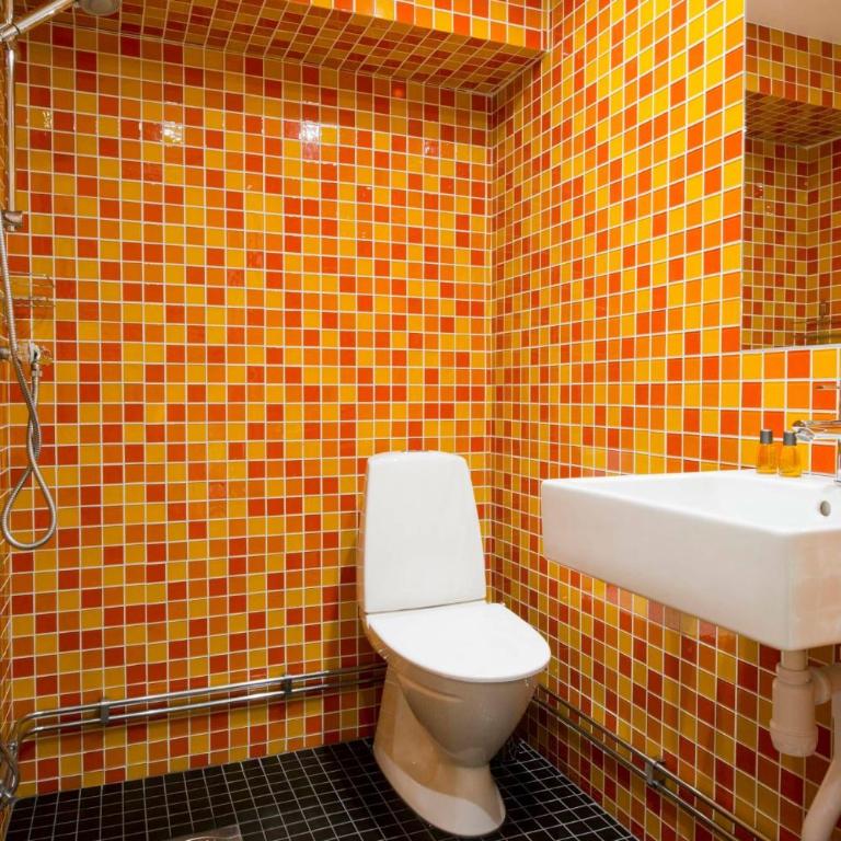 Safestay Pisa Centrale - Camera Doppia con Letti Singoli con Bagno Interno - 3