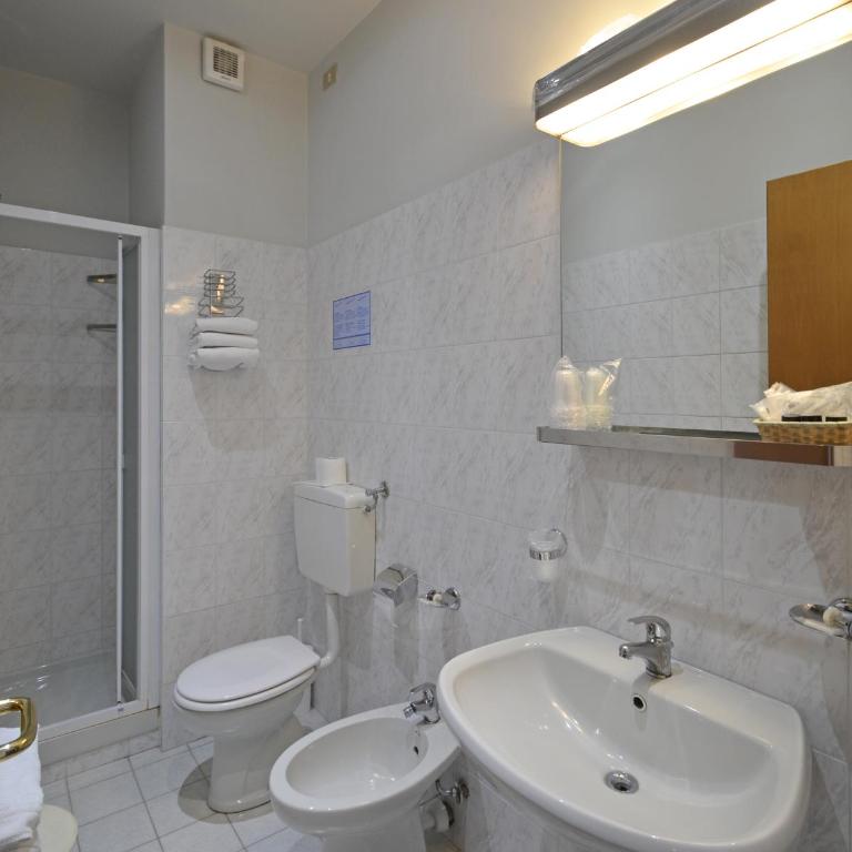 Astor Hotel - Economy Double Room - 11
