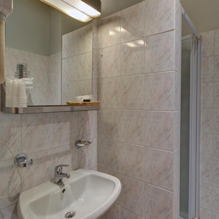Astor Hotel - Twin Room - 8