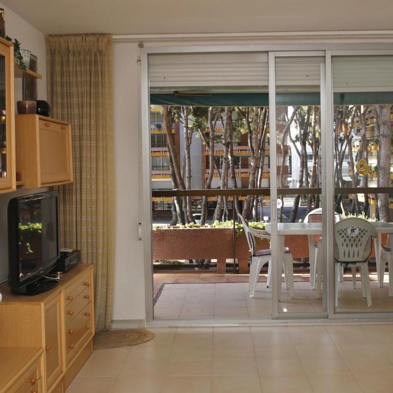 AT116 Els Pins, comunidad con piscina en 1ra línea de la playa - Three-Bedroom Apartment - 11