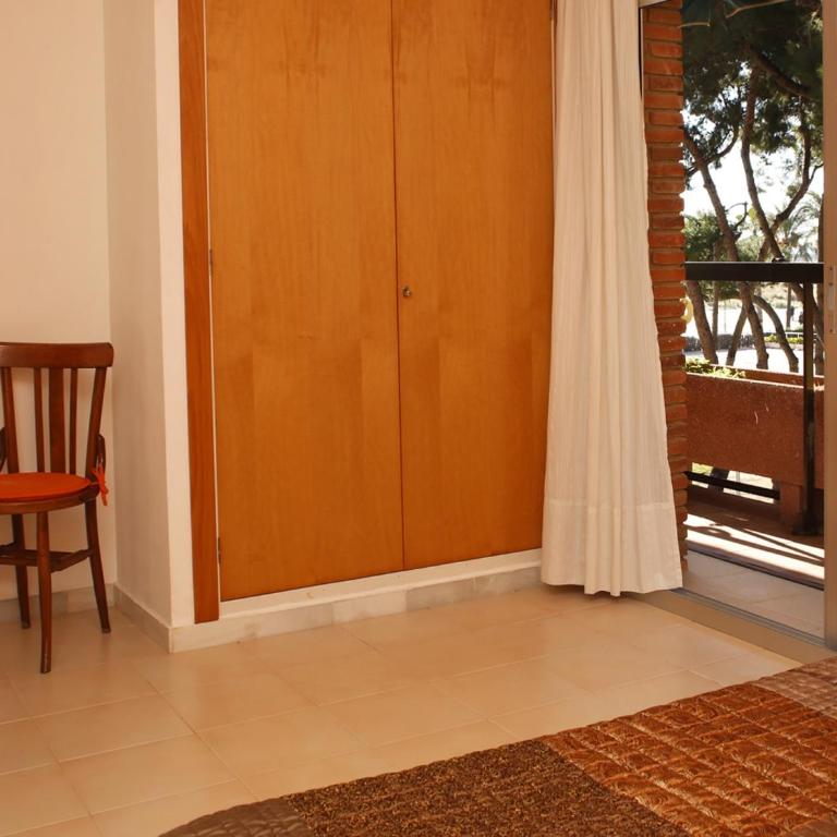 AT116 Els Pins, comunidad con piscina en 1ra línea de la playa - Three-Bedroom Apartment - 17