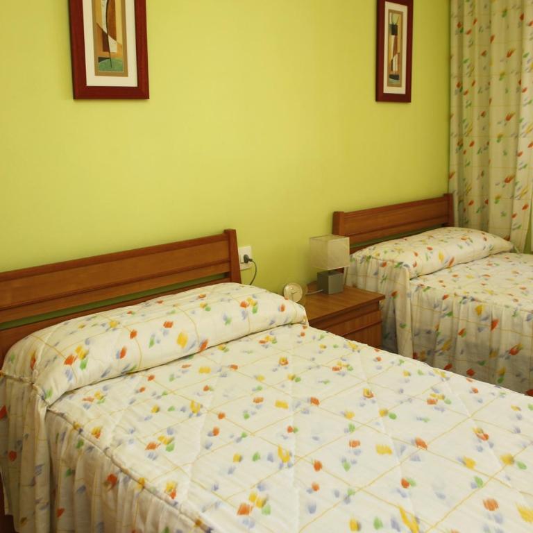 AT116 Els Pins, comunidad con piscina en 1ra línea de la playa - Three-Bedroom Apartment - 19