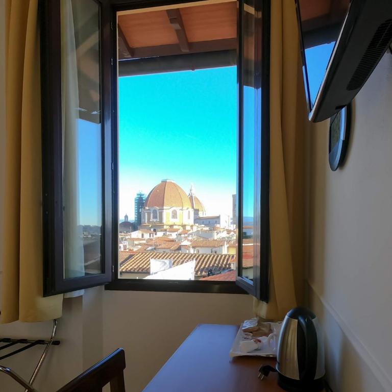 Soggiorno Rubino - Camera Matrimoniale con Balcone Vista Città - 12