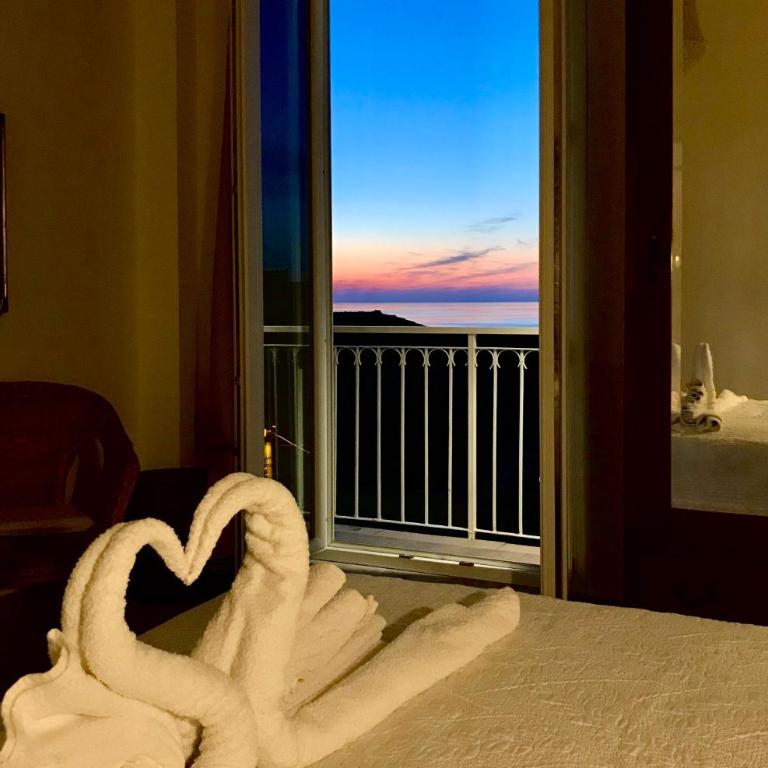 Brezza Marina - King Room with Sea View - 10