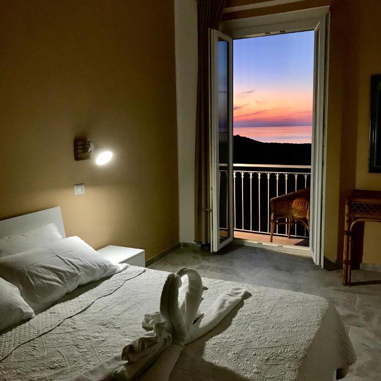Brezza Marina - King Room with Sea View - 5