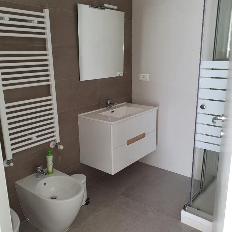 Casa Regina con box auto - Appartamento con 2 Camere da Letto - 15