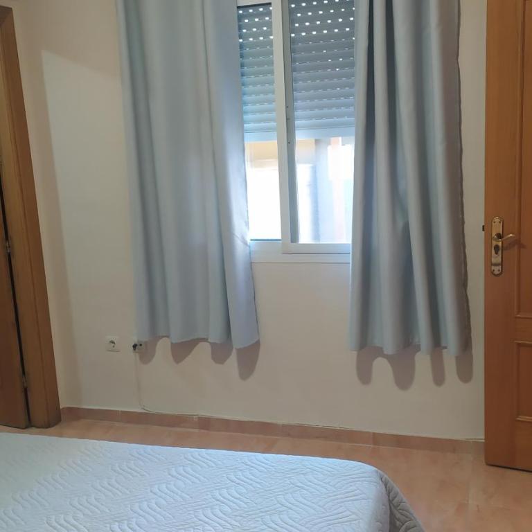 Las Rosas - Twin Room with Private Bathroom - 11