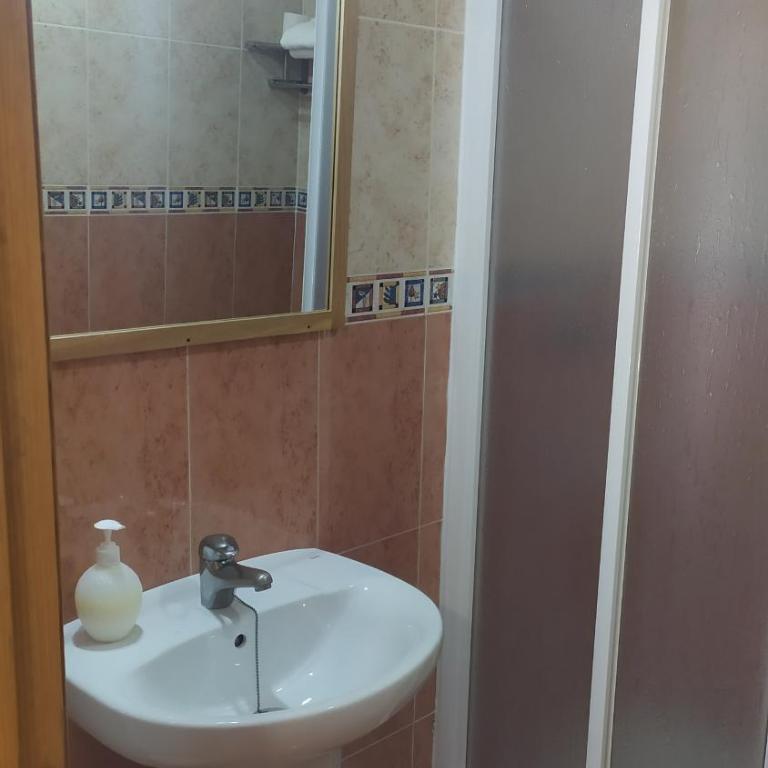 Las Rosas - Twin Room with Private Bathroom - 9