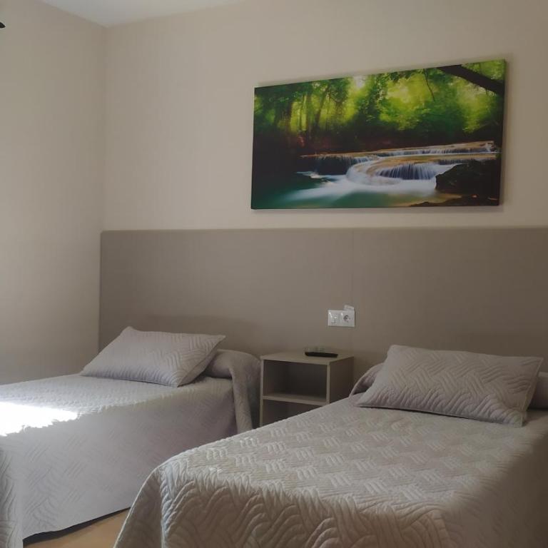 Las Rosas - Twin Room with Private Bathroom - 8