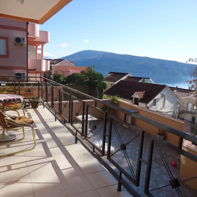 Apartments Villa Mićunović - Three-Bedroom Apartment with Sea View - 4