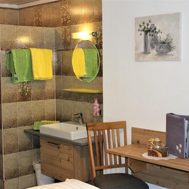Gästehaus Oberauer - Doppelzimmer mit Balkon - 5
