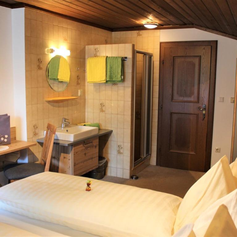 Gästehaus Oberauer - Doppelzimmer mit Balkon - 4