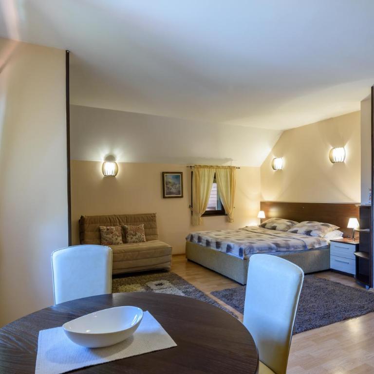 Apartment Vila Simovic - Dvokrevetna Soba sa Bračnim Krevetom i Pogledom na Park - 1